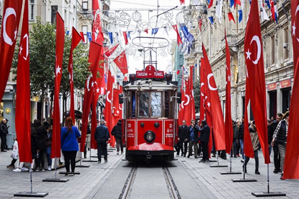 İstiklal Caddesi Türk bayraklarıyla donatıldı!